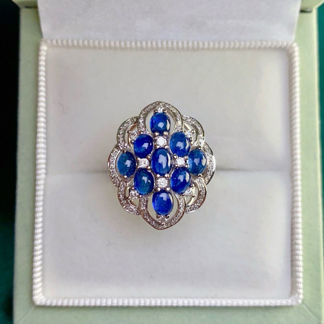 14k Gold 3.05 Ct Natural Sapphire & Diamond Ring: Ref:231008245 // gold content:14k gold // ring size:7. 25us // // main gemstone:sapphire // shape:oval // carat weight:3. 05ct // color:blue // treatment:natural // // adjacent gemstone 2 : diamond