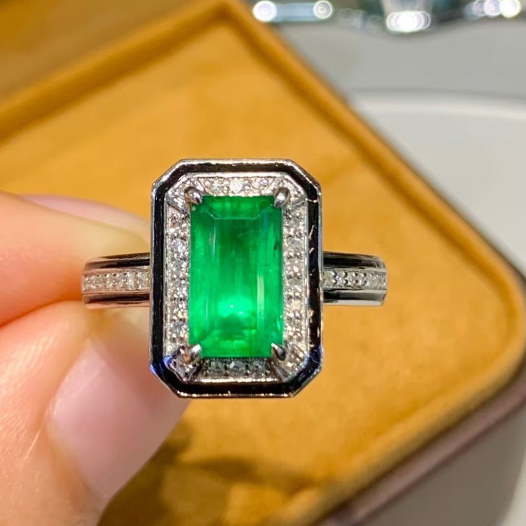 14k Gold 1.7 Ct Vivid Green Natural Emerald & Diamond Ring: Ref:231008251 // gold content:14k gold // ring size:7. 25us // // main gemstone:emerald // shape:octagonal // carat weight:1. 7ct // color:vivid green // treatment:natural // // adjacent gemstone 2 :