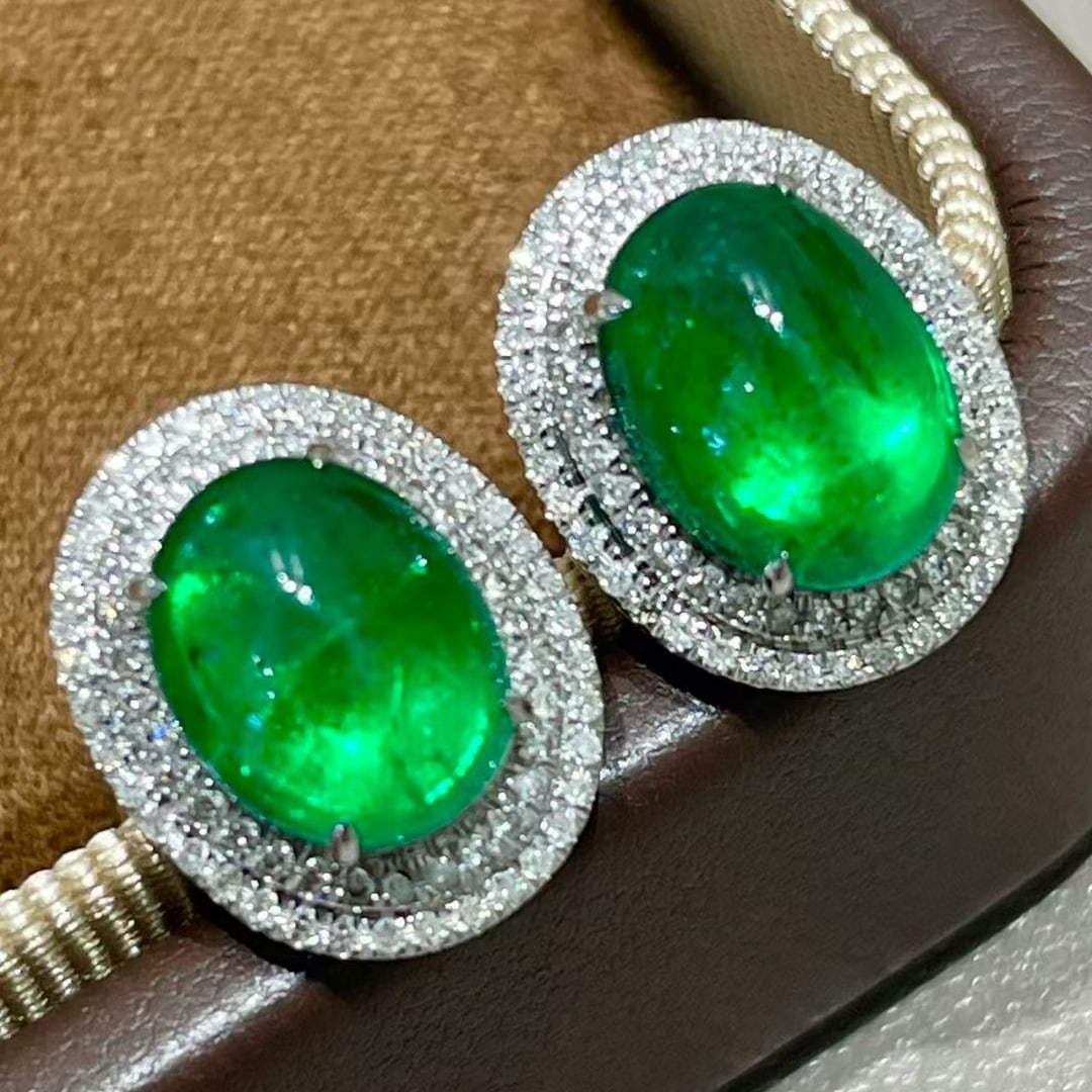 14k Gold 4 Ct Vivid Green Natural Emerald & Diamond Earrings: Ref:231008252 // gold content:14k gold // main gemstone:emerald // shape:oval // carat weight:4ct // color:vivid green // treatment:natural // // adjacent gemstone 2 : diamond // shape:round //