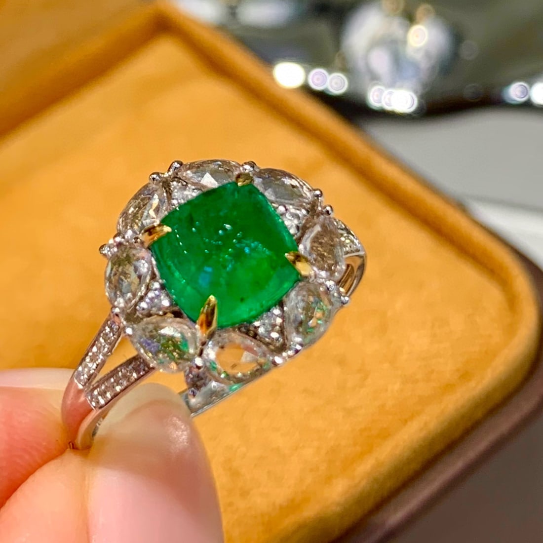 14k Gold 1.5 Ct Vivid Green Natural Emerald & Diamond & Sapphire Ring: Ref:231008255 // gold content:14k gold // ring size:7. 25us // // main gemstone:emerald // shape:suger-loaf // carat weight:1. 5ct // color:vivid green // treatment:natural // // adjacent gemstone 2