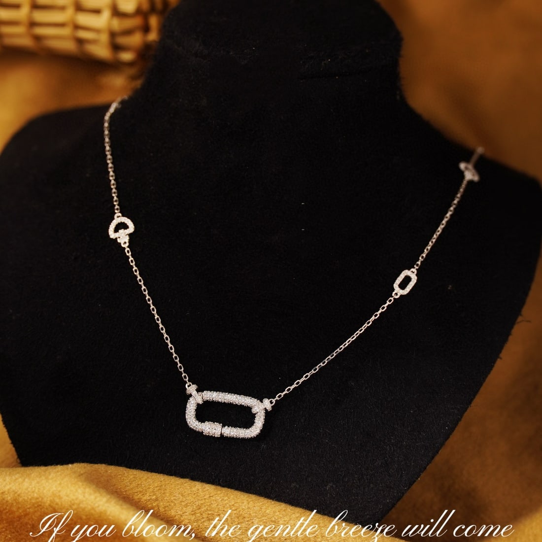 14k Gold 0.6 Ct Natural H Diamond Necklace: Ref:231008270 // gold content:14k gold // main gemstone:diamond // shape:round // carat weight:0. 6ct // clarity grade:vs-si // color:h // treatment:natural // cut grade:g // Low Estimate: 2400