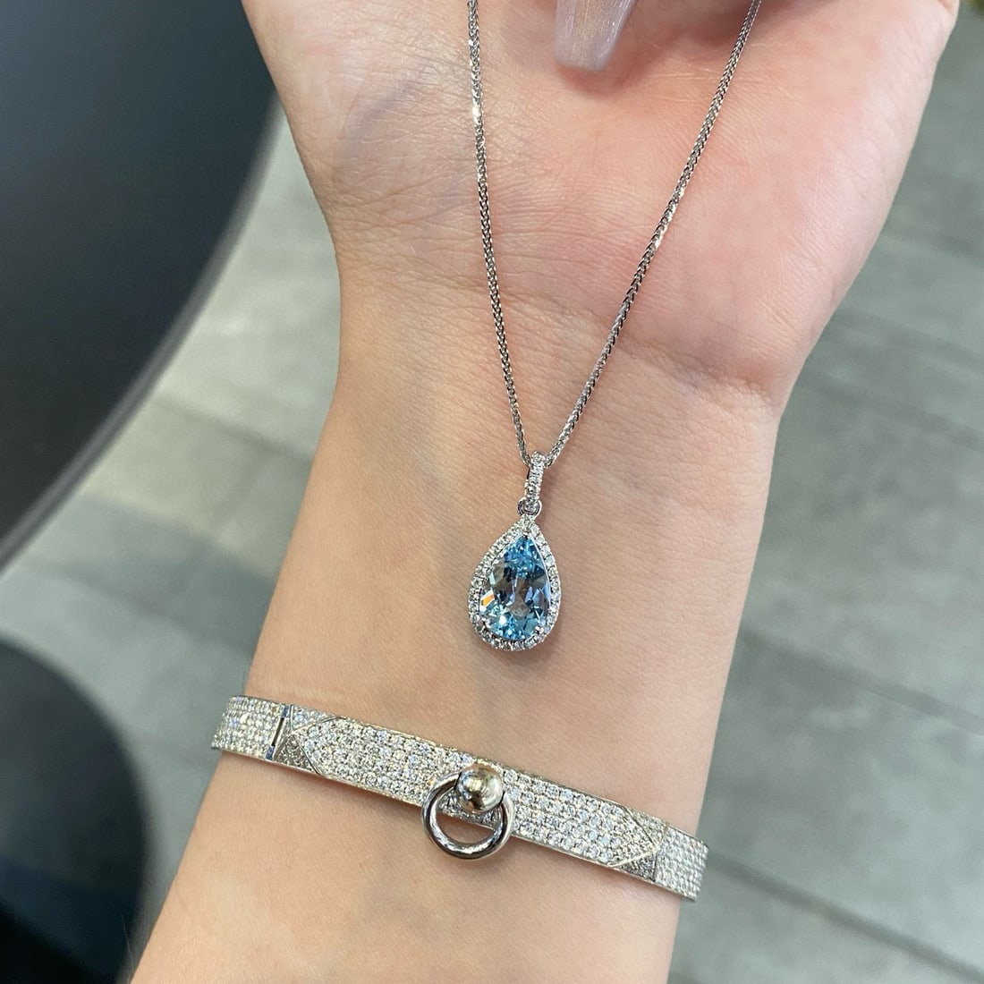 14k Gold 1.5 Ct Natural Aquamarine & Diamond Pendant( Without Chain ): Ref:231008274 // gold content:14k gold // main gemstone:aquamarine // shape:pear // carat weight:1. 5ct // color:blue // treatment:natural // // adjacent gemstone 2 : diamond // shape:round //