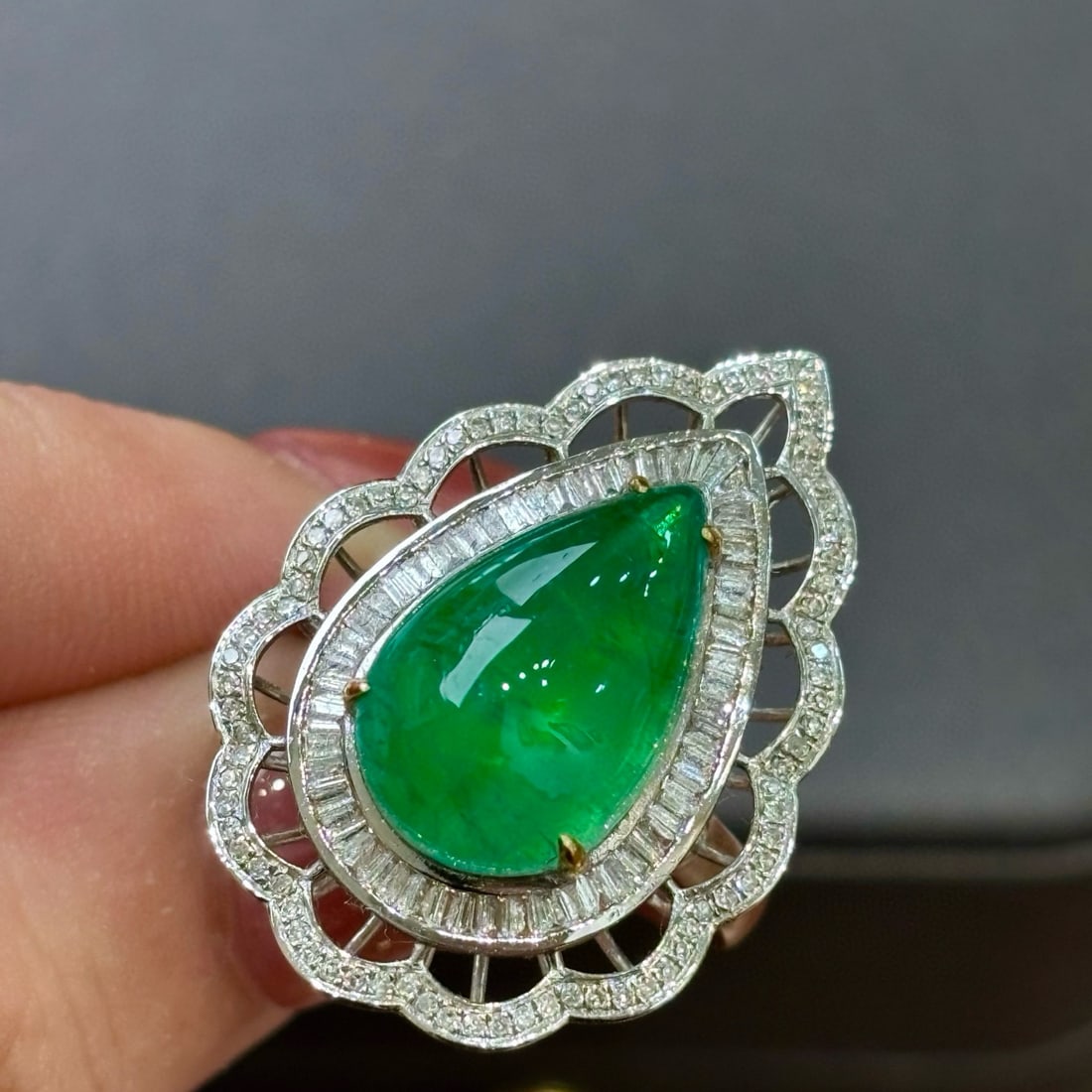 14k Gold 5.9 Ct Vivid Green Natural Emerald & Diamond Ring: Ref:231008277 // gold content:14k gold // ring size:7. 25us // // main gemstone:emerald // shape:pear // carat weight:5. 9ct // color:vivid green // treatment:natural // // adjacent gemstone 2 : diamo