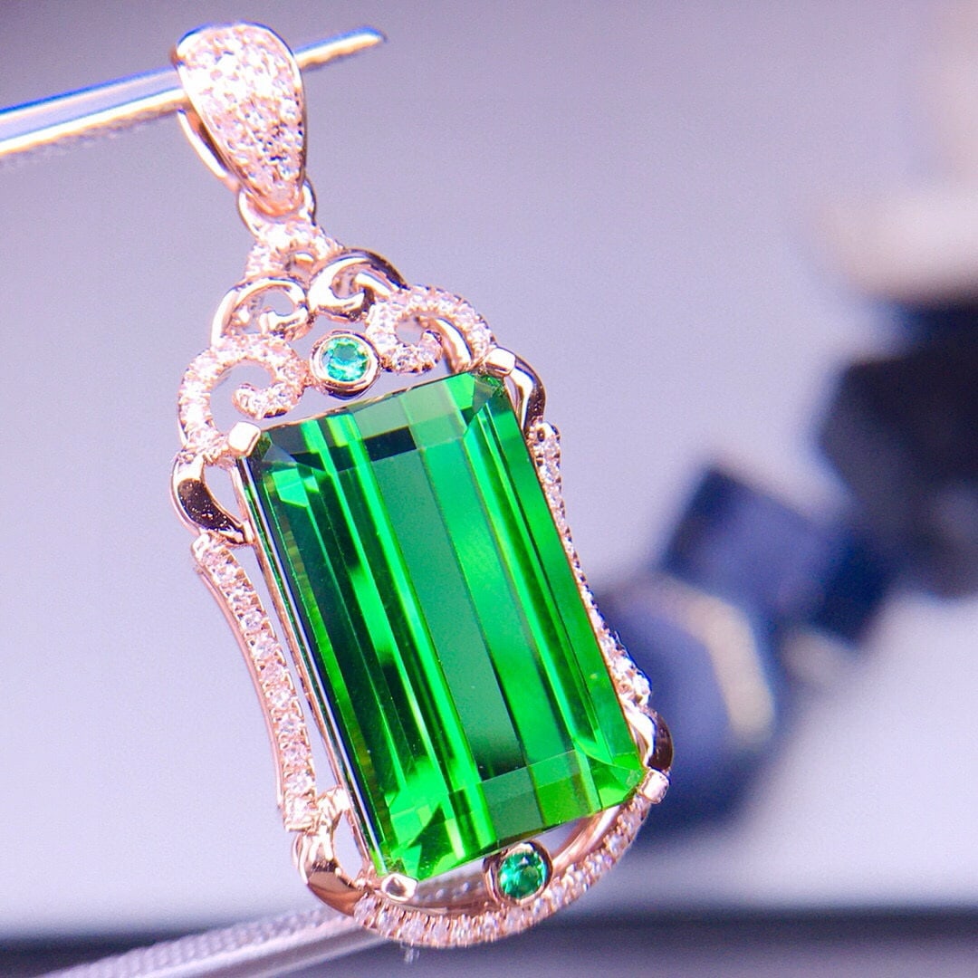 14k Gold 8.5 Ct Natural Tourmaline & Diamond Pendant( Without Chain ): Ref:231008288 // gold content:14k gold // main gemstone:tourmaline // shape:octagonal // carat weight:8. 5ct // color:green // treatment:natural // // adjacent gemstone 2 : diamond // shape:round //