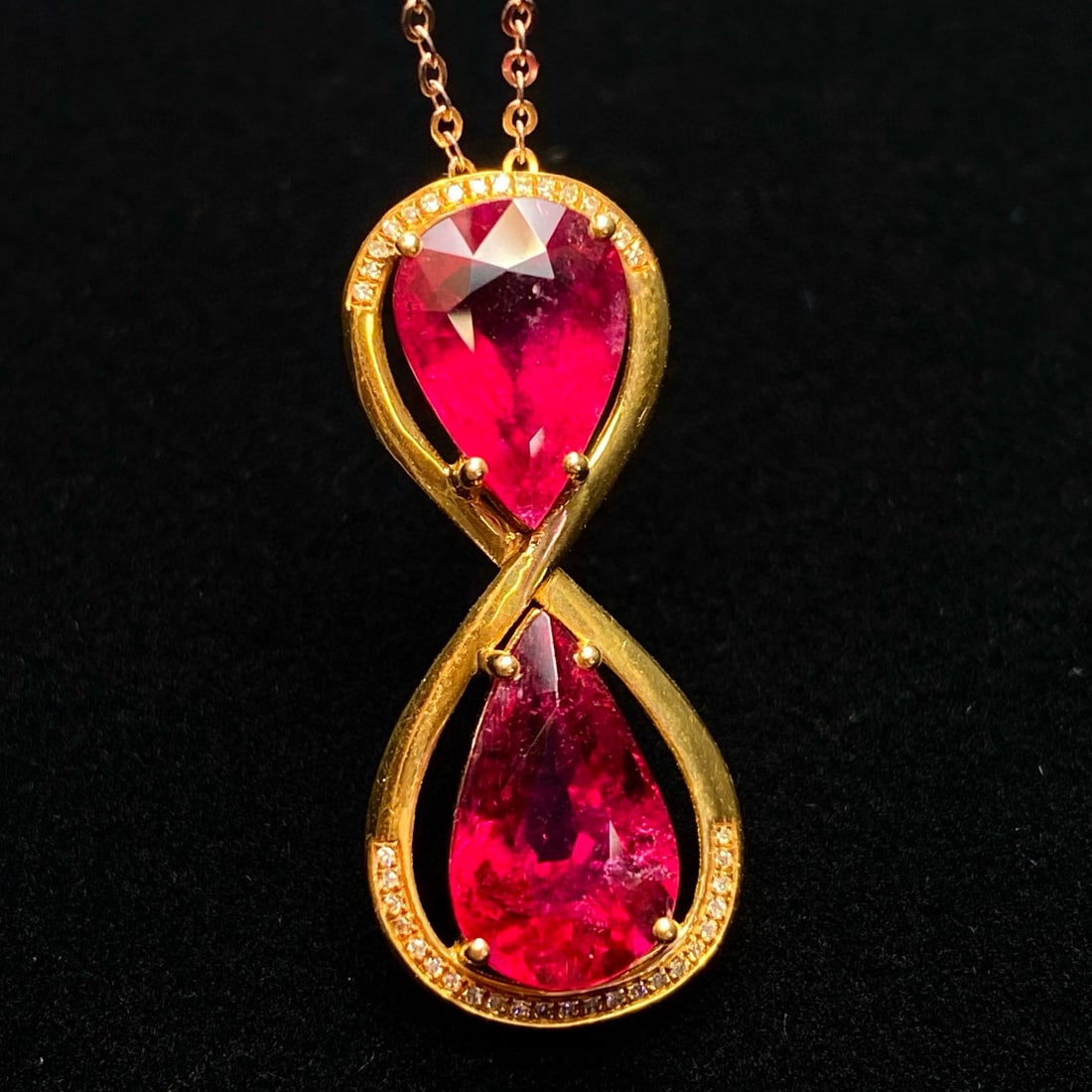14k Gold 6.50 Ct Natural Tourmaline & Diamond Pendant( Without Chain ): Ref:231008290 // gold content:14k gold // main gemstone:tourmaline // shape:pear // carat weight:6. 50ct // color:red // treatment:natural // // adjacent gemstone 2 : diamond // number of stones:39