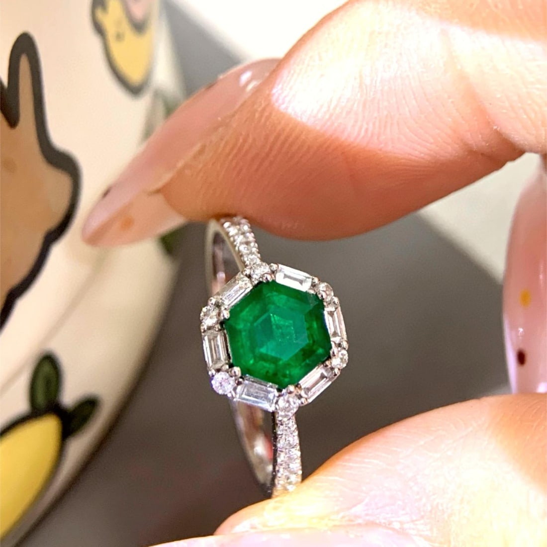 14k Gold 1.20 Ctw Vivid Green Natural Emerald & Diamond Ring: Ref:231008298 // gold content:14k gold // ring size:7. 25us // // main gemstone:emerald // shape:hexagonal // carat weight:0. 90ct // color:vivid green // treatment:natural // // adjacent gemstone 2