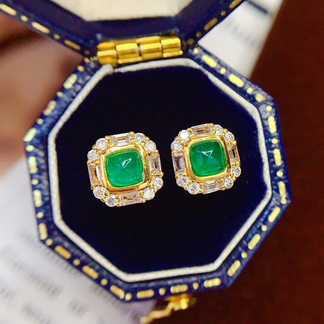 14k Gold 1 Ct Vivid Green Natural Emerald & Diamond & Sapphire Earrings: Ref:231008300 // gold content:14k gold // main gemstone:emerald // shape:suger-loaf // carat weight:1ct // color:vivid green // treatment:natural // // adjacent gemstone 2 : diamond // number of