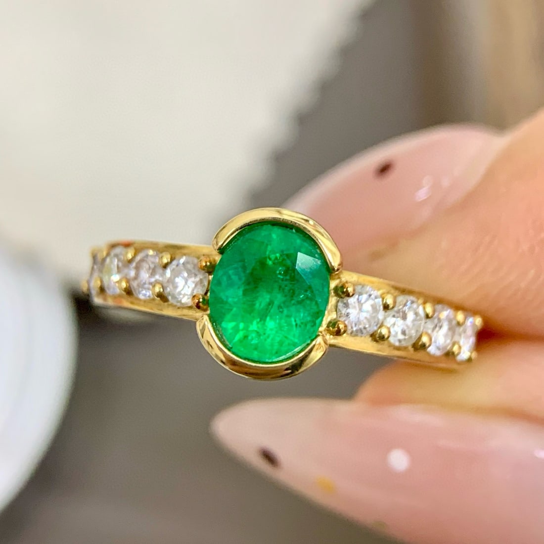 14k Gold 1.24 Ctw Vivid Green Natural Emerald & Diamond Ring: Ref:231008303 // gold content:14k gold // ring size:7. 25us // // main gemstone:emerald // shape:oval // carat weight:0. 79ct // color:vivid green // treatment:natural // // adjacent gemstone 2 :