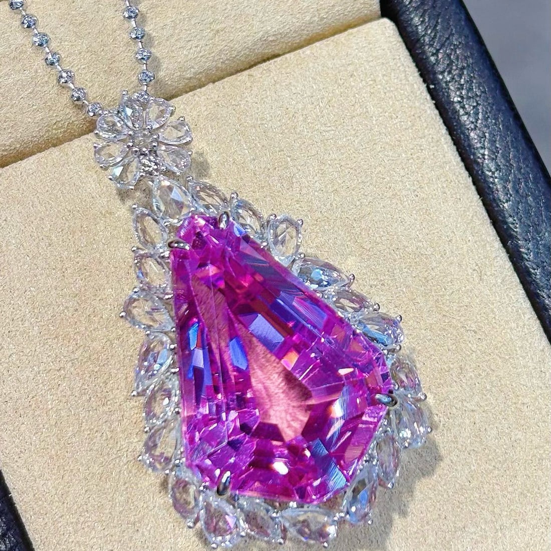 14k Gold 36.76 Ctw Natural Kunzite & Sapphire Pendant( Without Chain ): Ref:231008310 // gold content:14k gold // main gemstone:kunzite // shape:other // carat weight:32. 46ct // color:purple // treatment:natural // // adjacent gemstone 2 : sapphire // shape:multiply // c