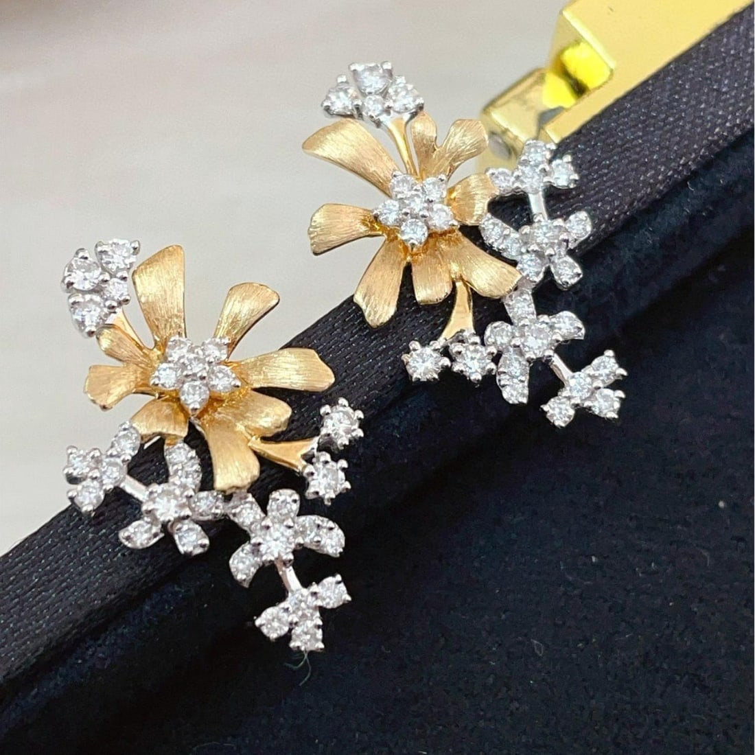14k Gold 0.56 Ct Natural H Diamond Earrings: Ref:231008321 // gold content:14k gold // main gemstone:diamond // shape:round // carat weight:0. 56ct // clarity grade:vs-si // color:h // treatment:natural // cut grade:g // Low Estimate: 3700