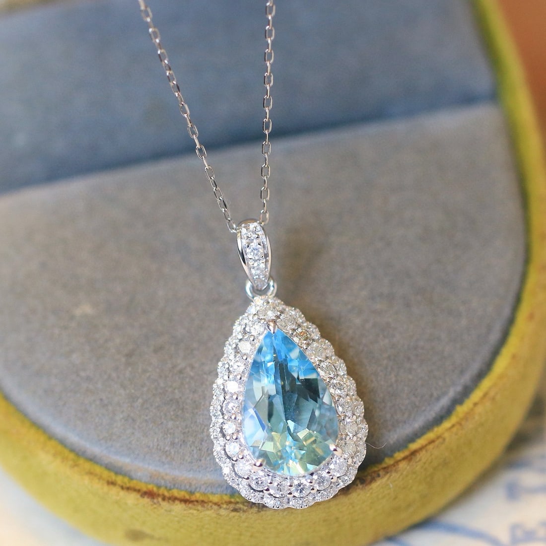 14k Gold 3.36 Ctw Natural Aquamarine & Diamond Pendant( Without Chain ): Ref:231008326 // gold content:14k gold // main gemstone:aquamarine // shape:pear // carat weight:2. 70ct // color:santa maria color // treatment:natural // // adjacent gemstone 2 : diamond //