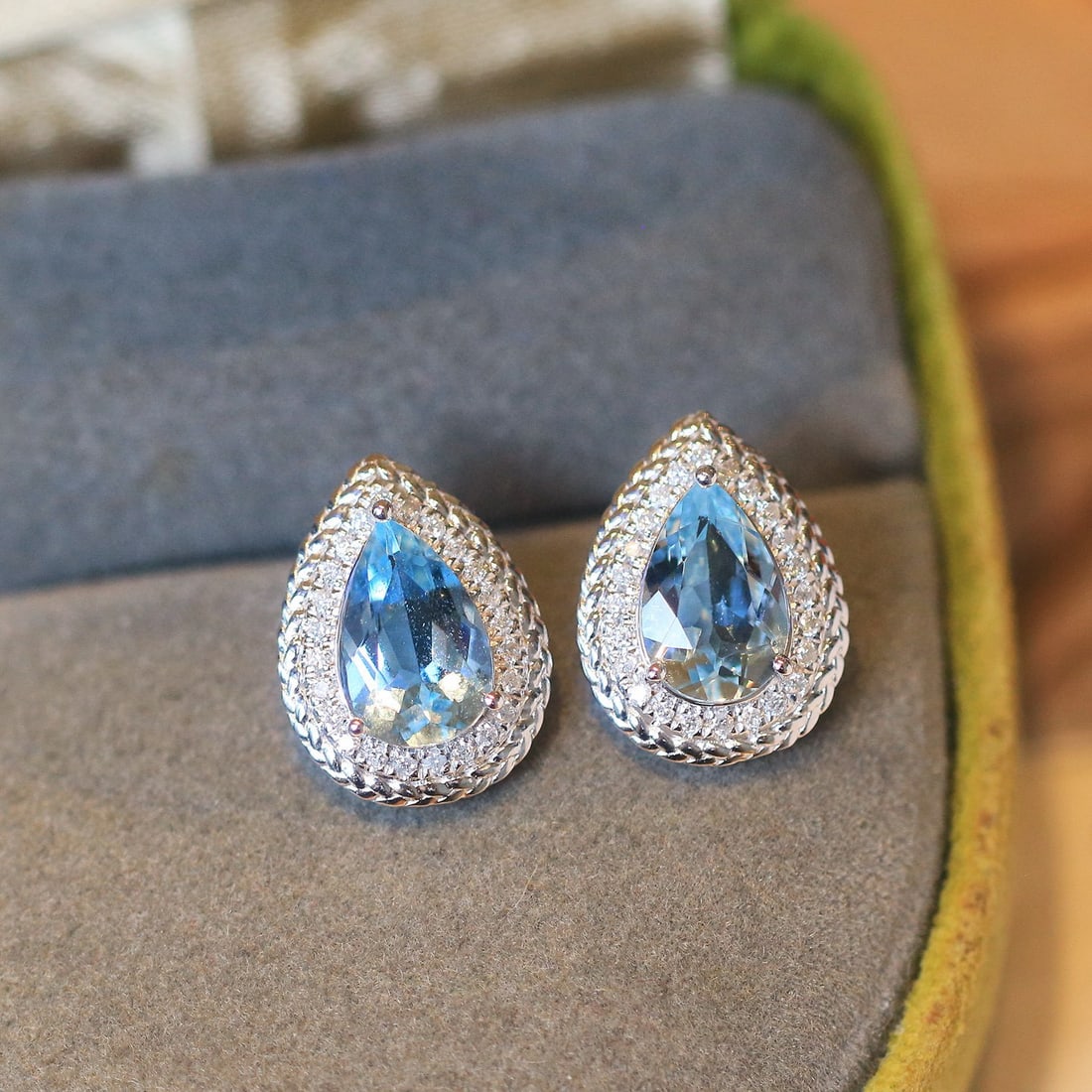 14k Gold 2.24 Ctw Natural Aquamarine & Diamond Earrings: Ref:231008328 // gold content:14k gold // main gemstone:aquamarine // shape:pear // carat weight:2. 00ct // color:santa maria color // treatment:natural // // adjacent gemstone 2 : diamond // shape:ro
