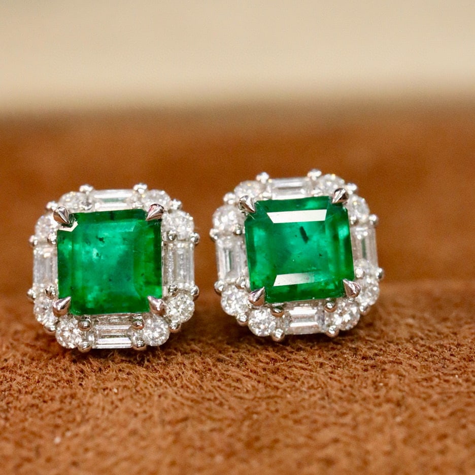 14k Gold 1.59 Ctw Vivid Green Natural Emerald & Diamond Earrings: Ref:231008331 // gold content:14k gold // main gemstone:emerald // shape:octagonal // carat weight:1. 14ct // color:vivid green // treatment:natural // // adjacent gemstone 2 : diamond // shape:multip