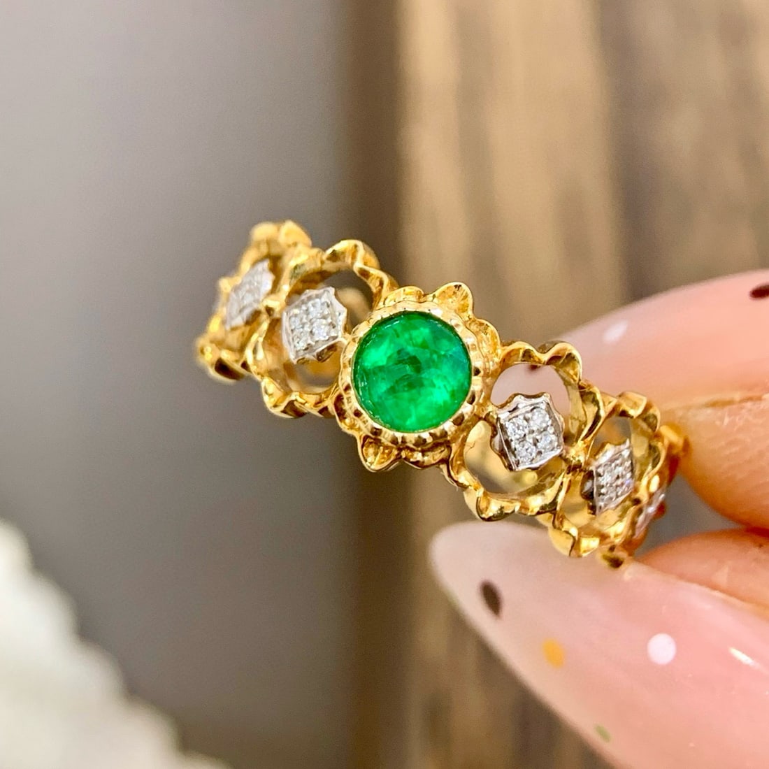 14k Gold 0.30 Ct Vivid Green Natural Emerald & Diamond Ring: Ref:231008332 // gold content:14k gold // ring size:7. 25us // // main gemstone:emerald // shape:round // carat weight:0. 30ct // color:vivid green // treatment:natural // cut grade:g // // adjacent