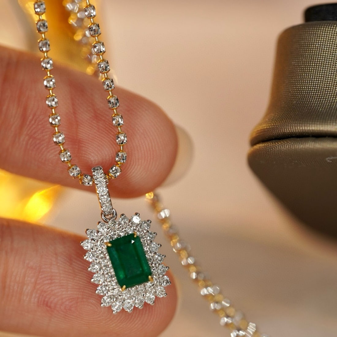 14k Gold 1.14 Ctw Vivid Green Natural Emerald & Diamond Pendant( Without Chain ): Ref:231008334 // gold content:14k gold // main gemstone:emerald // shape:octagonal // carat weight:0. 76ct // color:vivid green // treatment:natural // // adjacent gemstone 2 : diamond // shape:round