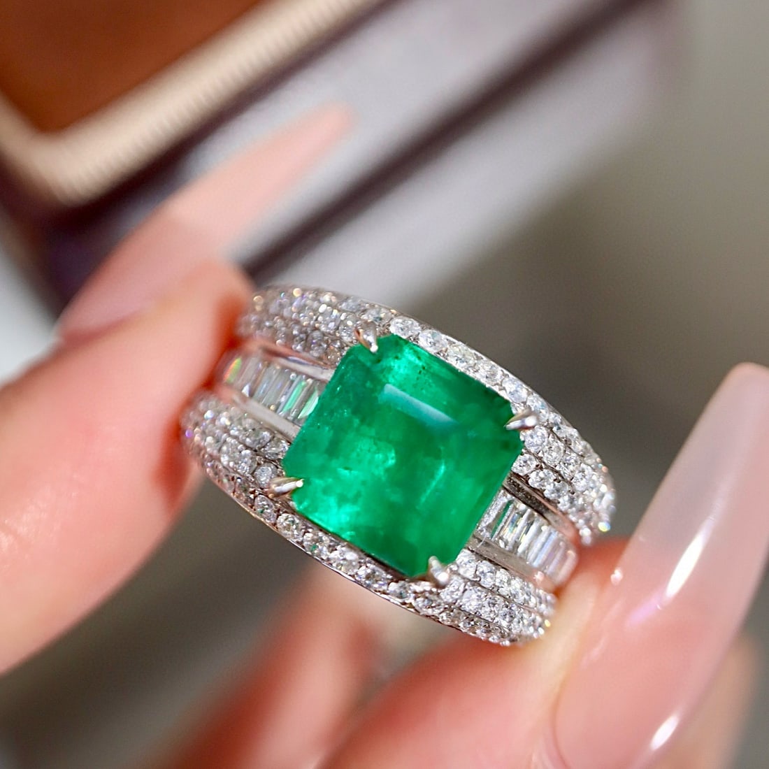 14k Gold 6.47 Ctw Vivid Green Natural Emerald & Diamond Ring: Ref:231008335 // gold content:14k gold // ring size:7. 25us // // main gemstone:emerald // shape:octagonal // carat weight:4. 91ct // color:vivid green // treatment:natural // // adjacent gemstone 2 :
