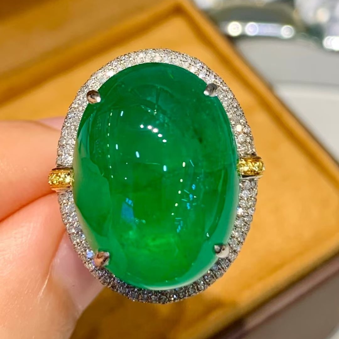 14k Gold 18.11 Ct Vivid Green Natural Emerald & Diamond Ring: Ref:231008336 // gold content:14k gold // ring size:7. 25us // // main gemstone:emerald // shape:oval // carat weight:18. 11ct // color:vivid green // treatment:natural // // adjacent gemstone 2 : dia