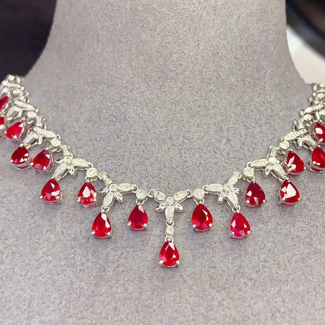 14k Gold 7.5 Ct Vivid Red Natural Ruby & Diamond Necklace: Ref:231008346 // gold content:14k gold // main gemstone:ruby // shape:pear // carat weight:7. 5ct // color:vivid red // treatment:natural // // adjacent gemstone 2 : diamond // number of stones:143 //
