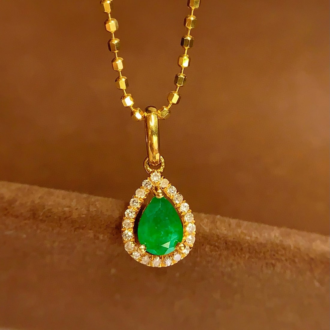 14k Gold 0.4 Ct Vivid Green Natural Emerald & Diamond Pendant( Without Chain ): Ref:231008356 // gold content:14k gold // main gemstone:emerald // shape:pear // carat weight:0. 4ct // color:vivid green // treatment:natural // // adjacent gemstone 2 : diamond // number of