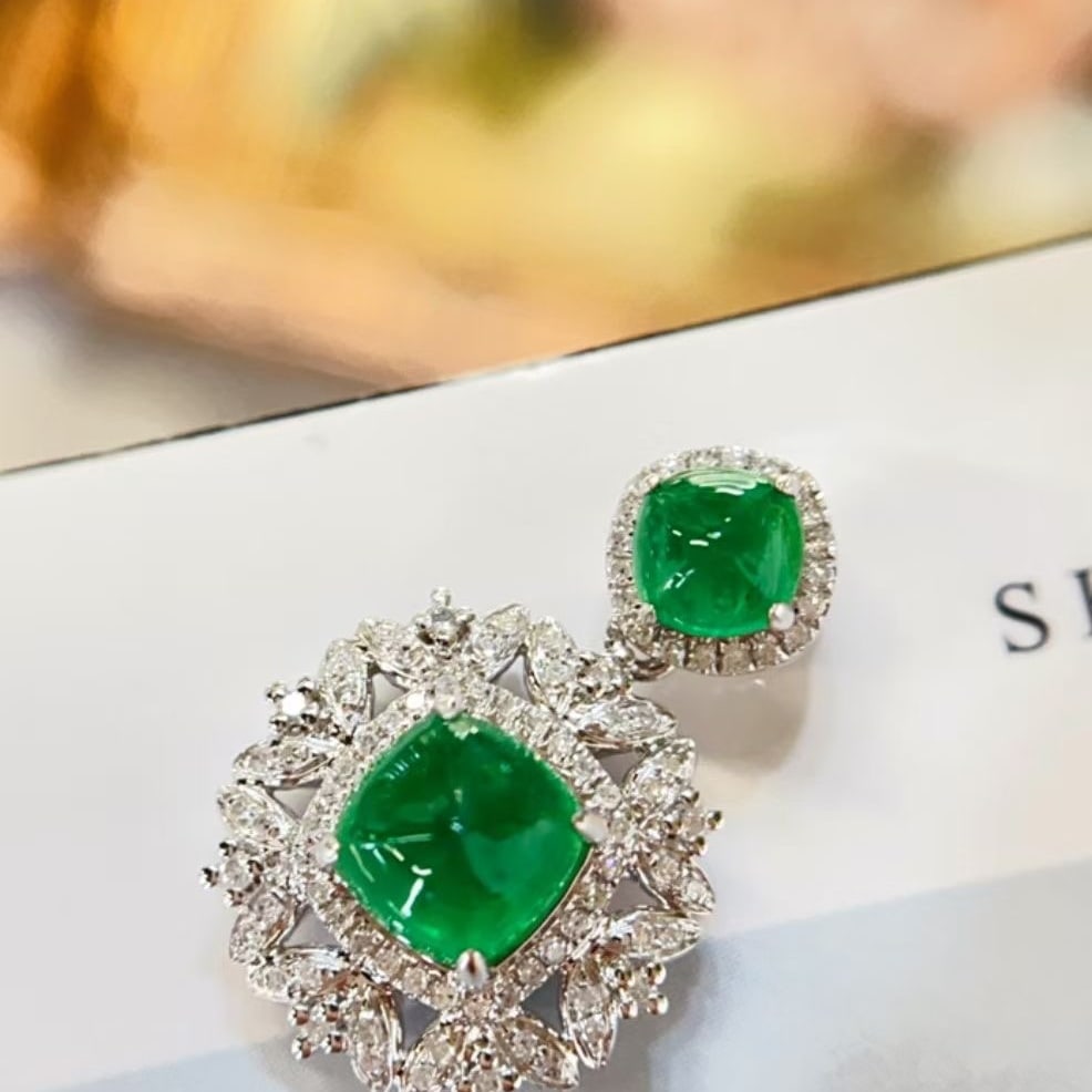 14k Gold 1.8 Ct Vivid Green Natural Emerald & Diamond Pendant( Without Chain ): Ref:231008358 // gold content:14k gold // main gemstone:emerald // shape:suger-loaf // carat weight:1. 8ct // color:vivid green // treatment:natural // // adjacent gemstone 2 : diamond // shape:round