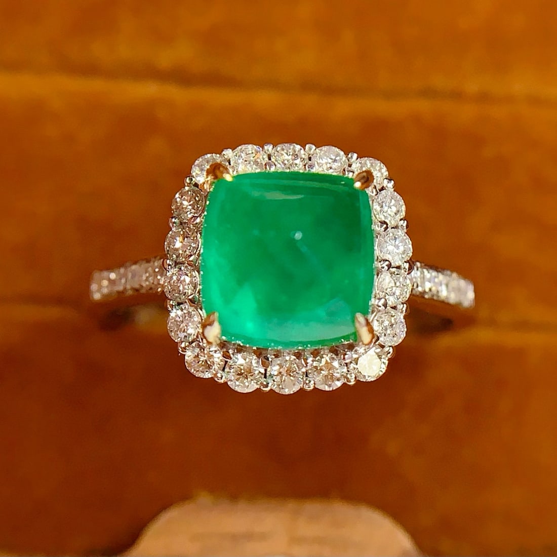 14k Gold 3.3 Ct Vivid Green Natural Emerald & Diamond Ring: Ref:231008359 // gold content:14k gold // ring size:7. 25us // // main gemstone:emerald // shape:suger-loaf // carat weight:3. 3ct // color:vivid green // treatment:natural // // adjacent gemstone 2 :
