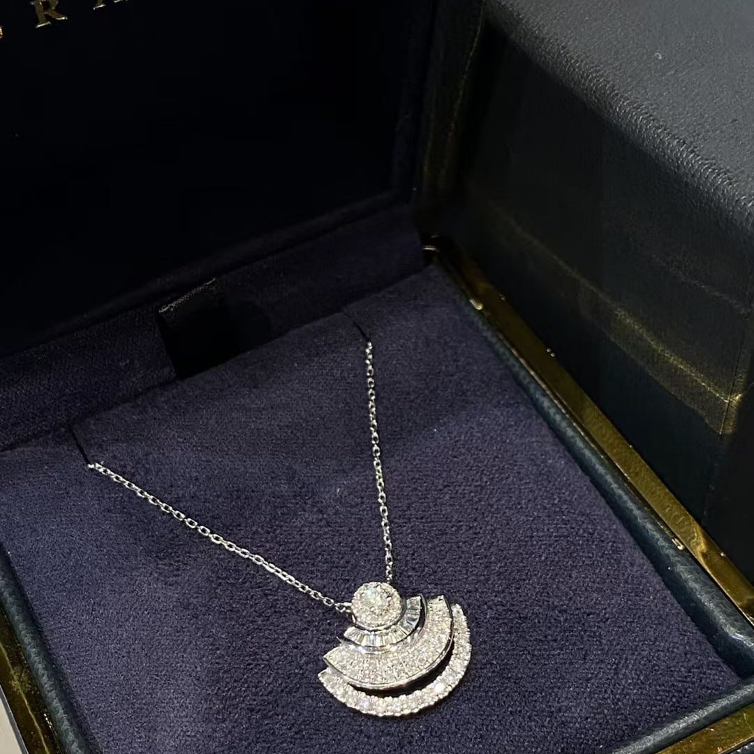 14k Gold 0.45 Ct Natural H Diamond Necklace: Ref:231008365 // gold content:14k gold // main gemstone:diamond // shape:multiply // carat weight:0. 45ct // clarity grade:vs-si // color:h // treatment:natural // High Estimate: 3300 Low Estimate: