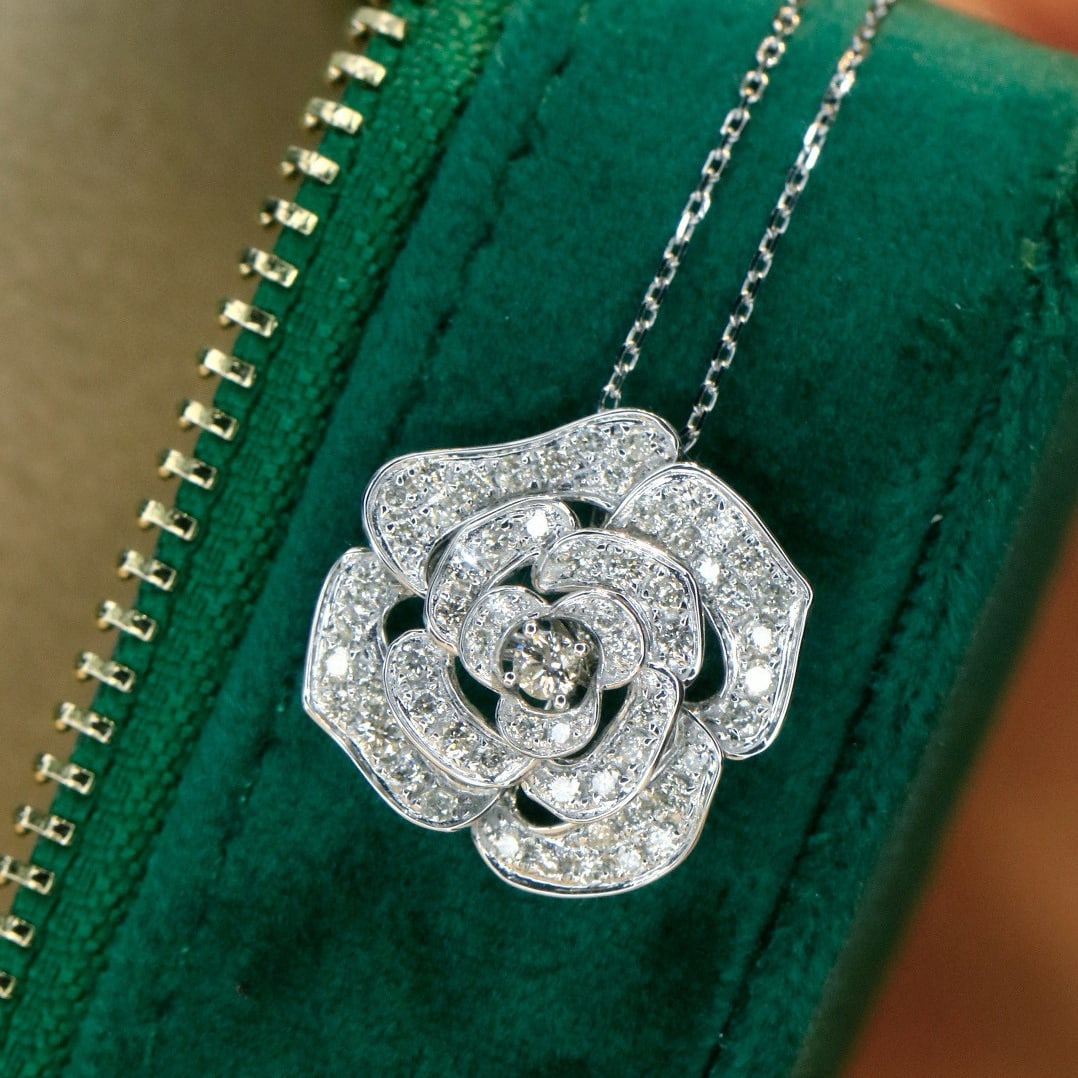 14k Gold 1 Ct Natural H Diamond & Flowers Necklace: Ref:231008370 // gold content:14k gold // main gemstone:diamond // shape:round // carat weight:1ct // clarity grade:vs-si // color:h // treatment:natural // cut grade:g // Condition: New Low
