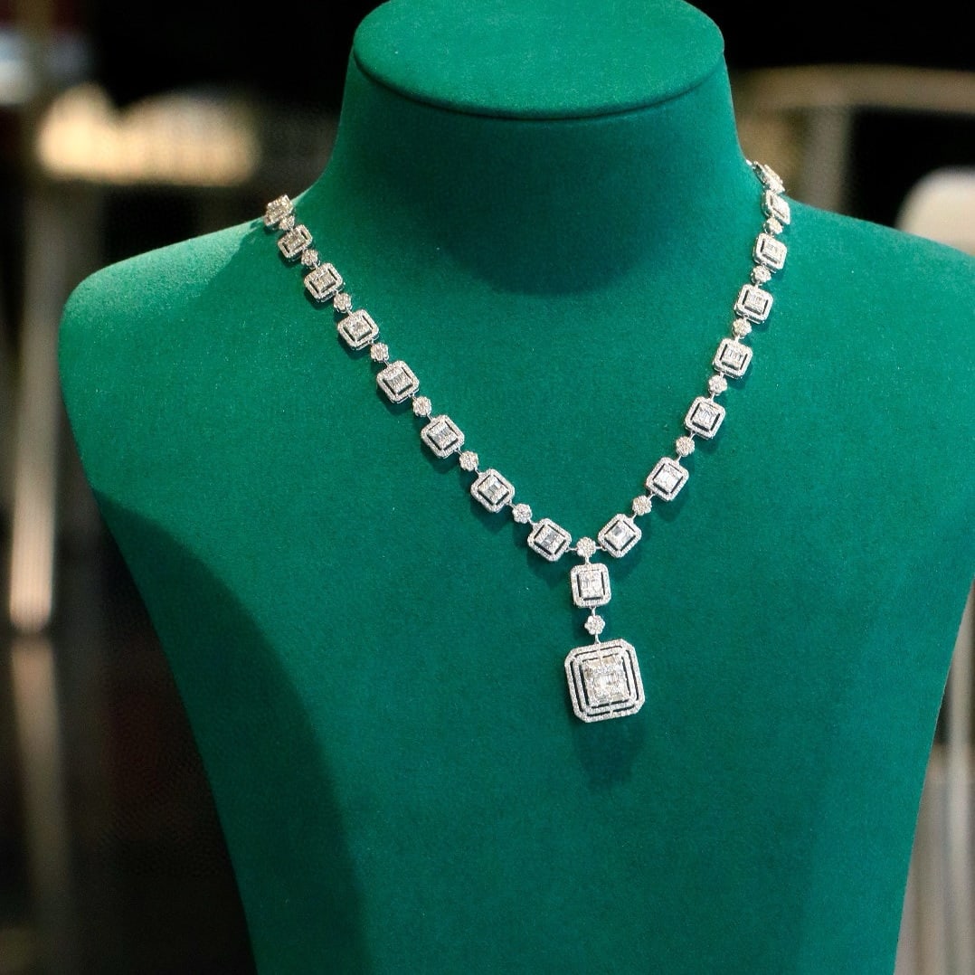 14k Gold 5 Ct Natural H Diamond Necklace: Ref:231008372 // gold content:14k gold // main gemstone:diamond // shape:multiply // carat weight:5ct // clarity grade:vs-si // color:h // treatment:natural // High Estimate: 25000 Condition: New Low