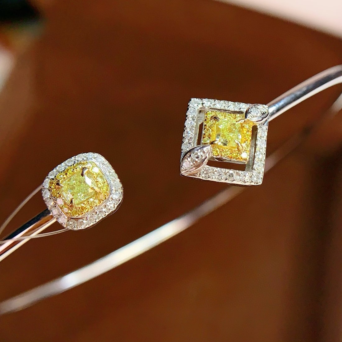 14k Gold 0.42 Ct Natural Yellow Diamond & Diamond Bangle: Ref:231008376 // gold content:14k gold // main gemstone:yellow diamond // shape:cushion // carat weight:0. 42ct // color:yellow // treatment:natural // // adjacent gemstone 2 : diamond // number of