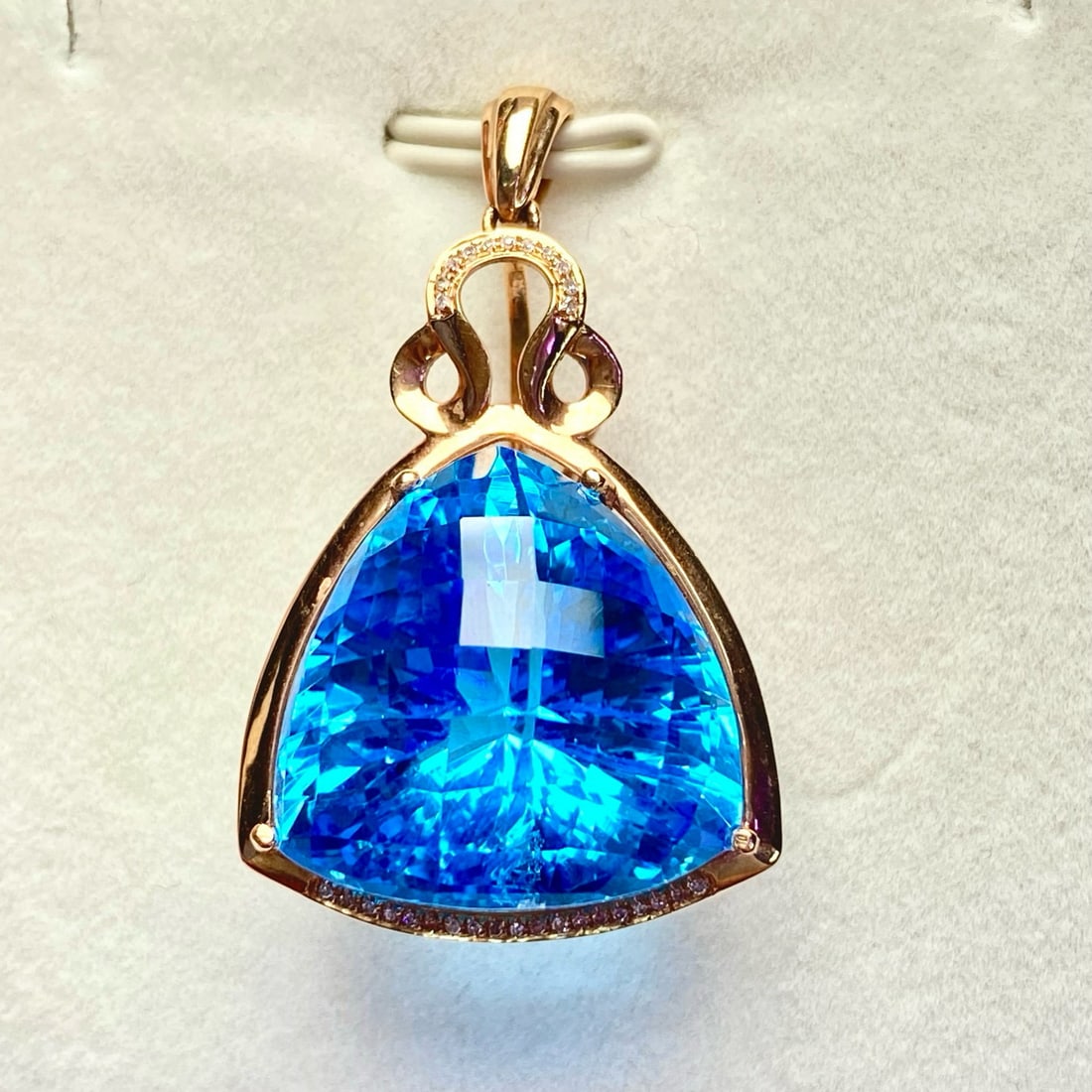 14k Gold 32.6 Ct Natural Topaz & Diamond Pendant( Without Chain ): Ref:231008382 // gold content:14k gold // main gemstone:topaz // shape:triangle // carat weight:32. 6ct // color:blue // treatment:natural // // adjacent gemstone 2 : diamond // number of stones:30