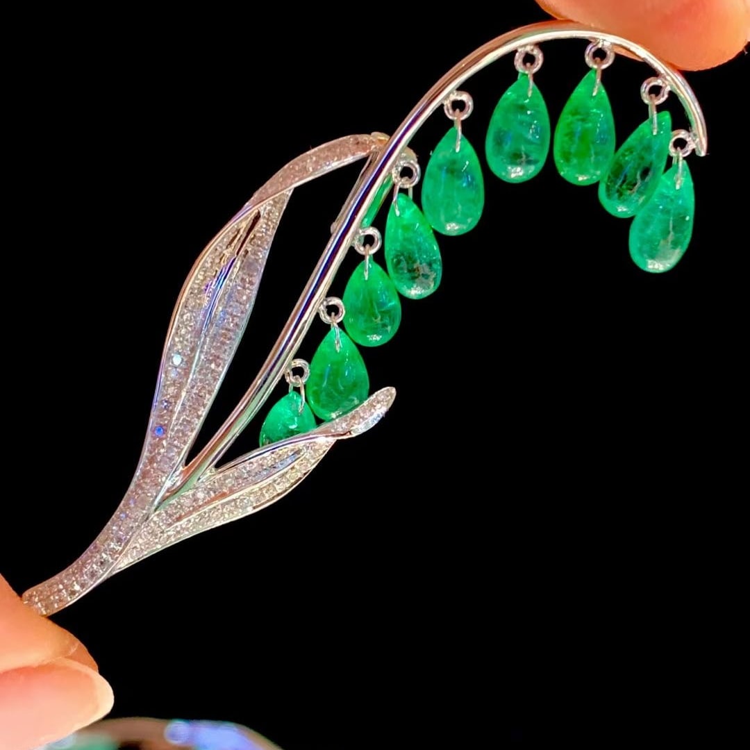 14k Gold 5.6 Ct Vivid Green Natural Emerald & Diamond Brooch/pendant( Without Chain ): Ref:231008389 // gold content:14k gold // main gemstone:emerald // shape:pear // carat weight:5. 6ct // color:vivid green // treatment:natural // // adjacent gemstone 2 : diamond // shape:round //