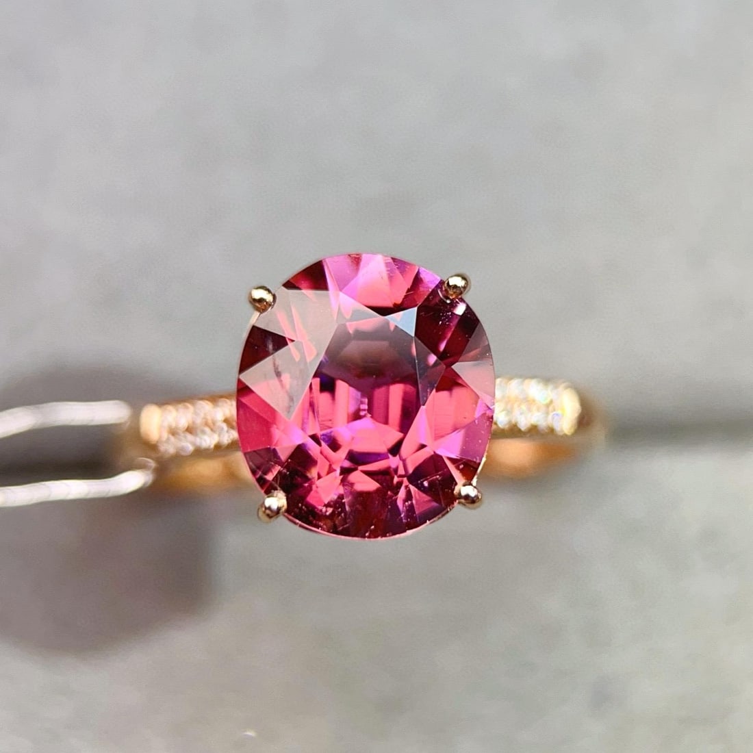 14k Gold 3.02 Ctw Natural Tourmaline & Diamond Ring: Ref:231008394 // gold content:14k gold // ring size:7. 25us // // main gemstone:tourmaline // shape:oval // carat weight:2. 96ct // color:red // treatment:natural // // adjacent gemstone 2 : diamond