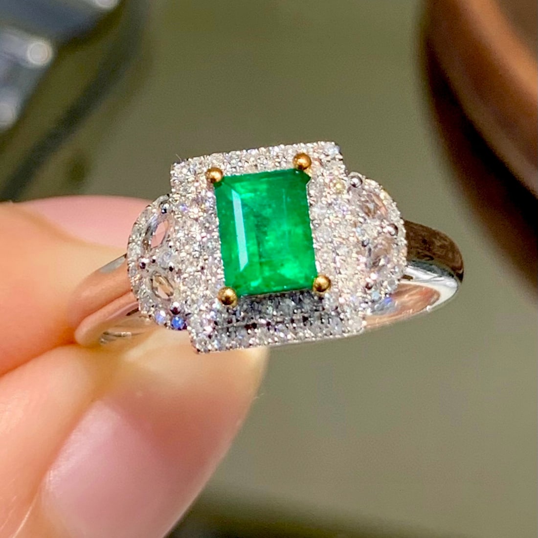 14k Gold 0.7 Ct Vivid Green Natural Emerald & Diamond Ring: Ref:231008439 // gold content:14k gold // ring size:7. 25us // // main gemstone:emerald // shape:octagonal // carat weight:0. 7ct // color:vivid green // treatment:natural // // adjacent gemstone 2 :