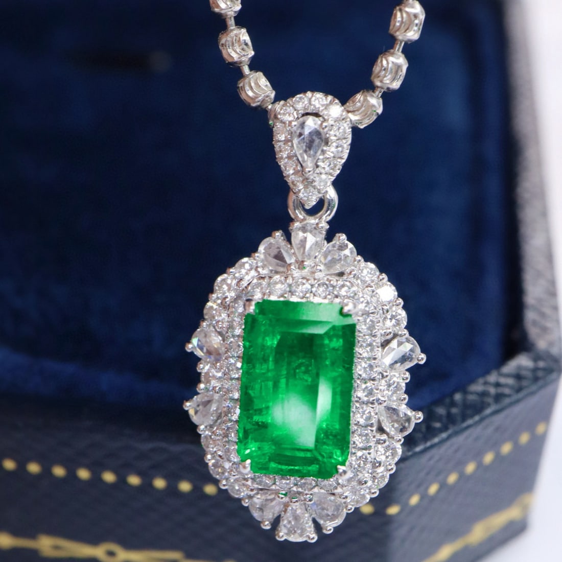 14k Gold 1.87 Ctw Vivid Green Natural Emerald & Diamond Pendant( Without Chain ): Ref:231008441 // gold content:14k gold // main gemstone:emerald // shape:octagonal // carat weight:1. 39ct // color:vivid green // treatment:natural // // adjacent gemstone 2 : diamond // shape:round 