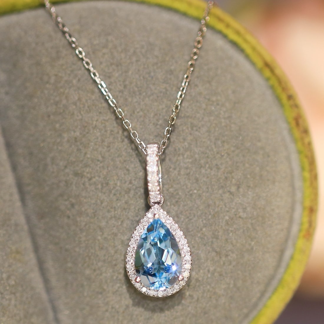 14k Gold 1.14 Ctw Natural Aquamarine & Diamond Pendant( Without Chain ): Ref:231008449 // gold content:14k gold // main gemstone:aquamarine // shape:pear // carat weight:1ct // color:santa maria color // treatment:natural // // adjacent gemstone 2 : diamond // shape:round 