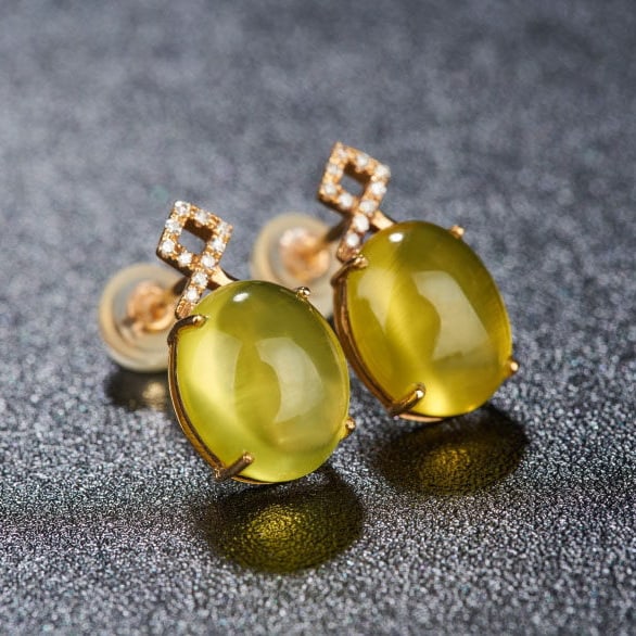 14k Gold 8.2 Ct Natural Prehnite & Diamond Earrings: Ref:231117056 // gold content:14k gold // main gemstone:prehnite // shape:oval // carat weight:8. 2ct // color:yellow // treatment:natural // // adjacent gemstone 2 : diamond // shape:round //