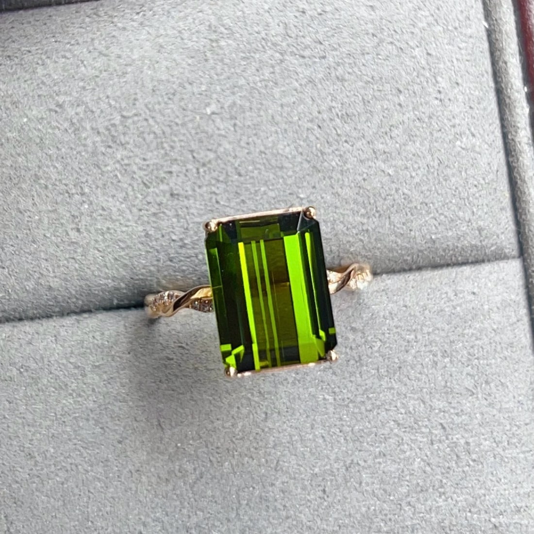 14k Gold 5.10 Ctw Natural Tourmaline & Diamond Ring: Ref:231117059 // gold content:14k gold // ring size:7. 25us // // main gemstone:tourmaline // shape:octagonal // carat weight:5. 05ct // color:green // treatment:natural // // adjacent gemstone 2 :