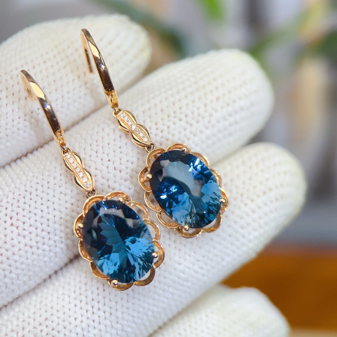 14k Gold 9.64 Ctw Natural Topaz & Diamond Earrings: Ref:231117140 // gold content:14k gold // main gemstone:topaz // shape:oval // carat weight:9. 6ct // color:blue // treatment:natural // // adjacent gemstone 2 : diamond // number of stones:14 //