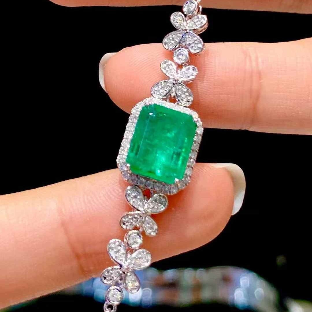 14k Gold 2.6 Ct Natural Emerald & Diamond Bracelet: Ref:231117161 // gold content:14k gold // main gemstone:emerald // shape:octagonal // carat weight:2. 6ct // color:green // treatment:natural // // adjacent gemstone 2 : diamond // shape:round //