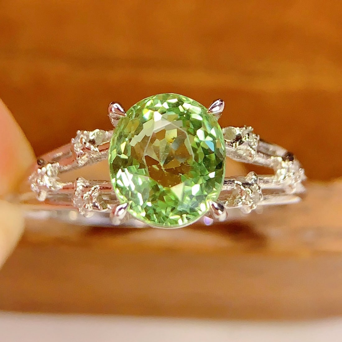 14k Gold 2 Ct Natural Tourmaline & Diamond Ring: Ref:231117239 // gold content:14k gold // ring size:7. 25us // // main gemstone:tourmaline // shape:oval // carat weight:2ct // color:green // treatment:natural // // adjacent gemstone 2 : diamond //