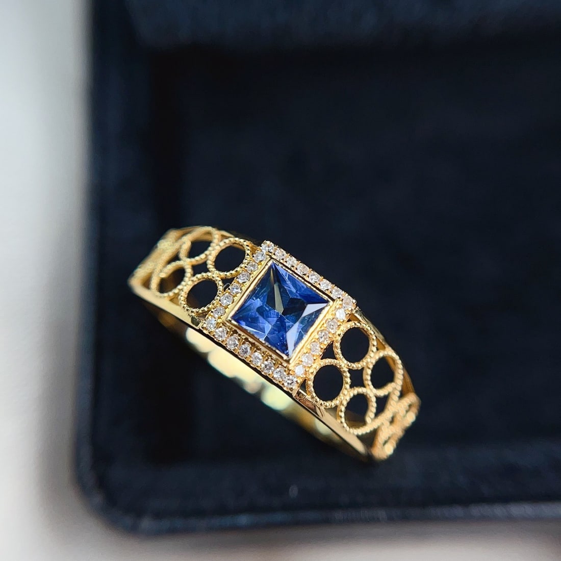 14k Gold 0.62 Ct Natural Sapphire & Diamond Ring: Ref:231118050 // gold content:14k gold // ring size:7. 25us // // main gemstone:sapphire // shape:princess // carat weight:0. 62ct // color:blue // treatment:natural // // adjacent gemstone 2 :