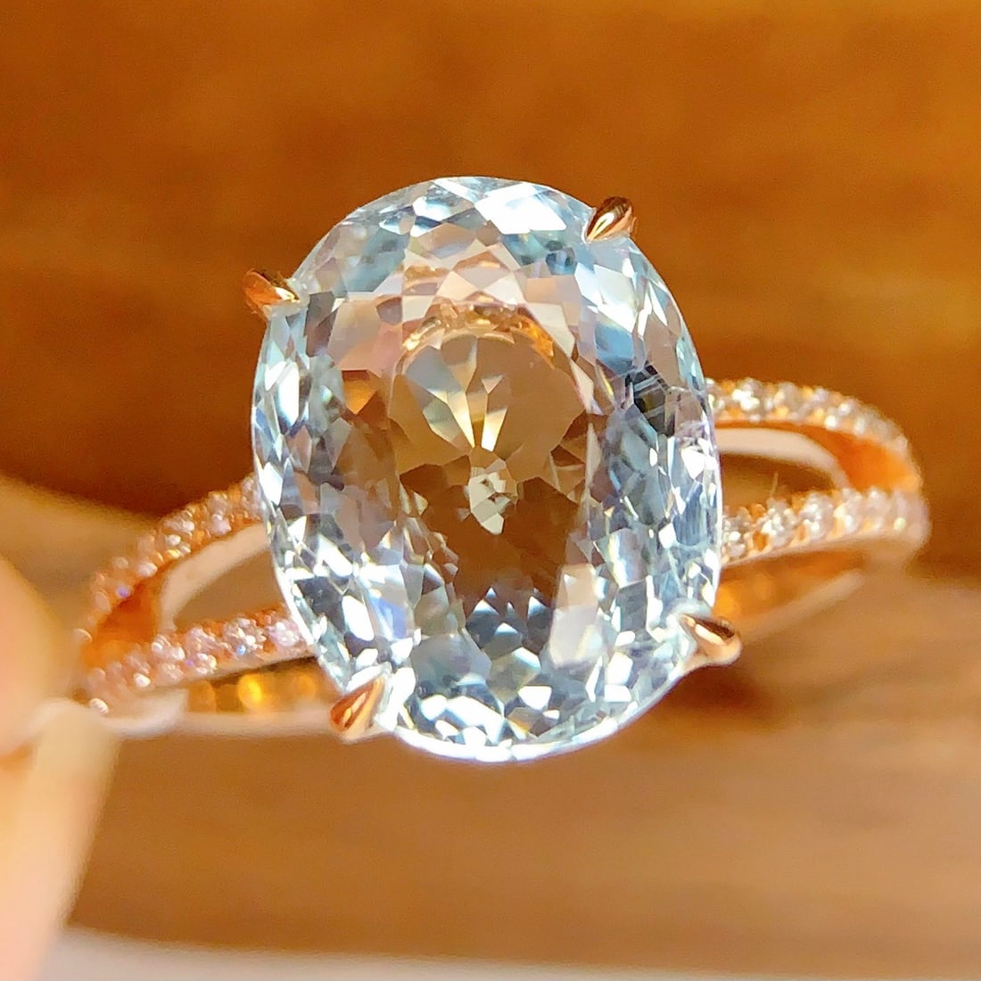 14k Gold 5.07 Ct Natural Aquamarine & Diamond Ring: Ref:231118076 // gold content:14k gold // ring size:7. 25us // // main gemstone:aquamarine // shape:oval // carat weight:5. 07ct // color:blue // treatment:natural // // adjacent gemstone 2 : diamond