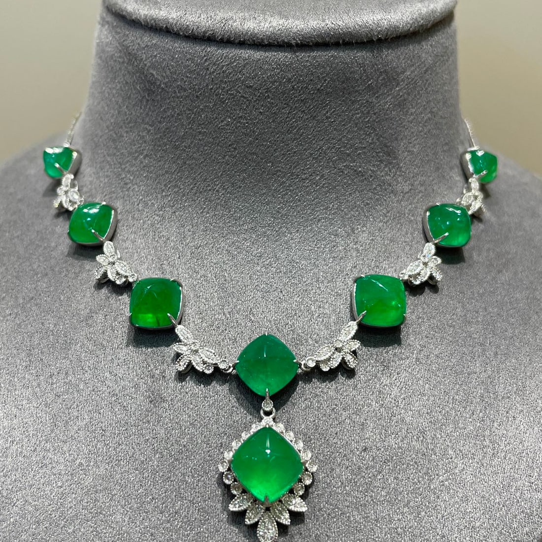 14k Gold 18.88 Ct Vivid Green Natural Emerald & Diamond Necklace: Ref:231118080 // gold content:14k gold // main gemstone:emerald // shape:sugar-loaf // carat weight:18. 88ct // color:vivid green // treatment:natural // // adjacent gemstone 2 : diamond //