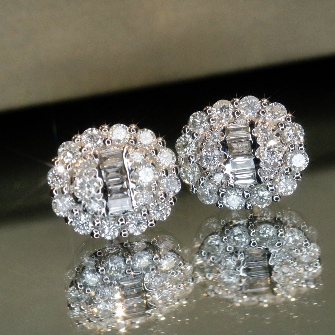 14k Gold 1 Ct Natural H Diamond Earrings: Ref:231118086 // gold content:14k gold // main gemstone:diamond // shape:multiple // carat weight:1ct // clarity grade:vs-si // color:h // treatment:natural // High Estimate: 6400 Low Estimate: 4300