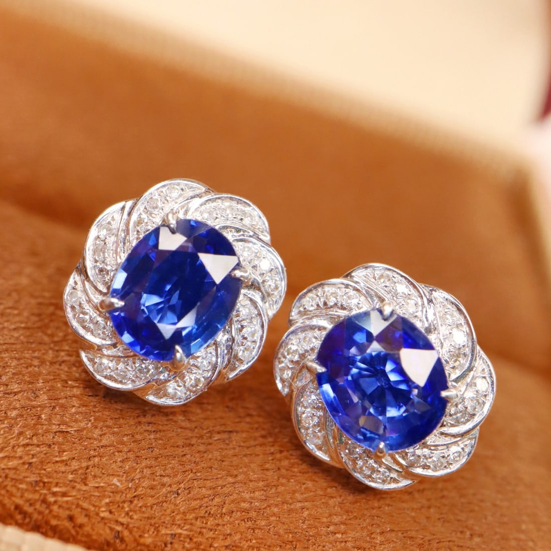 14k Gold 1.60 Ctw Natural Sapphire & Diamond Earrings: Ref:231118093 // gold content:14k gold // main gemstone:sapphire // shape:oval // carat weight:1. 46ct // color:blue // treatment:natural // // adjacent gemstone 2 : diamond // shape:round // carat