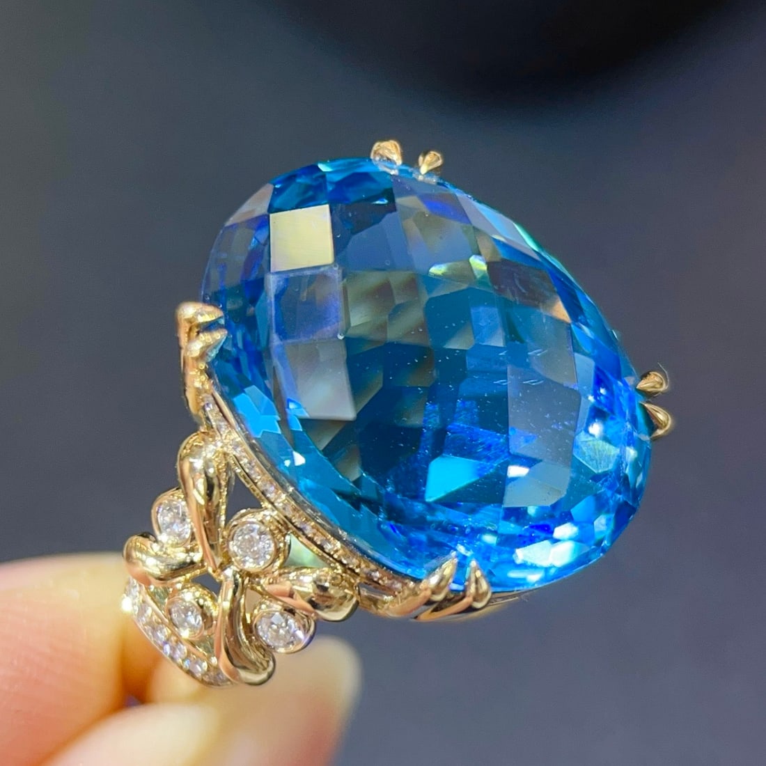 14k Gold 20.38 Ctw Natural Topaz & Diamond Ring: Ref:231118108 // gold content:14k gold // ring size:7. 25us // // main gemstone:topaz // shape:oval // carat weight:20. 03ct // color:blue // treatment:natural // // adjacent gemstone 2 : diamond //