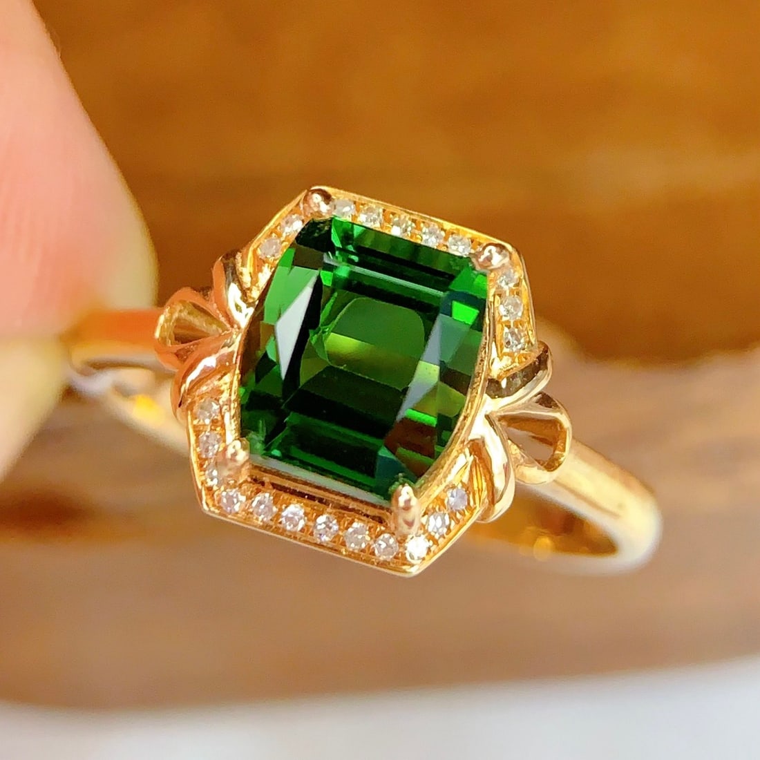 14k Gold 2.68 Ct Natural Tourmaline & Diamond Ring: Ref:231118110 // gold content:14k gold // ring size:7. 25us // // main gemstone:tourmaline // shape:cushion // carat weight:2. 68ct // color:green // treatment:natural // // adjacent gemstone 2 : diam