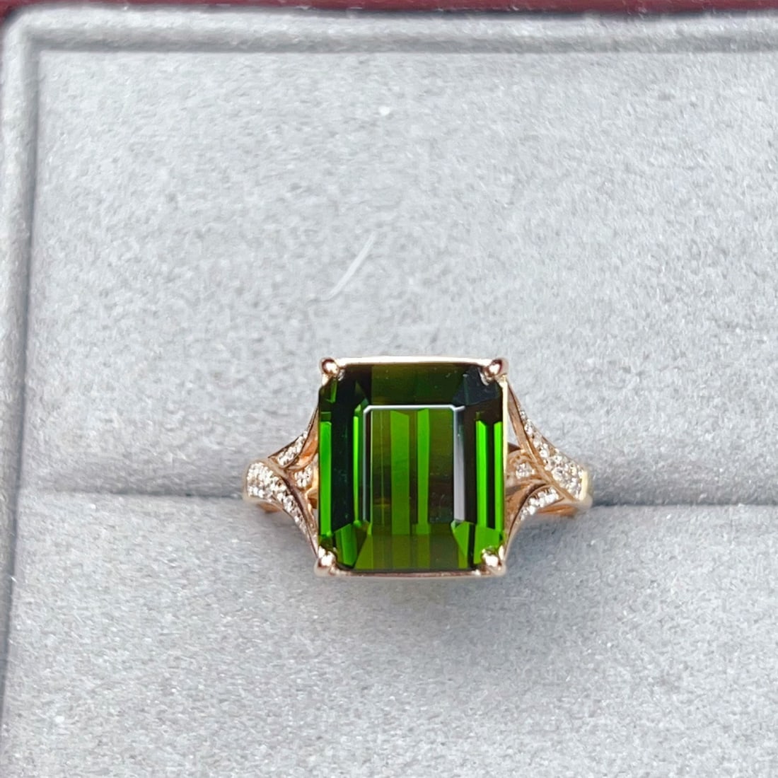 14k Gold 5.61 Ctw Natural Tourmaline & Diamond Ring: Ref:231118119 // gold content:14k gold // ring size:7. 25us // // main gemstone:tourmaline // shape:octagonal // carat weight:5. 5ct // color:green // treatment:natural // // adjacent gemstone 2 : dia