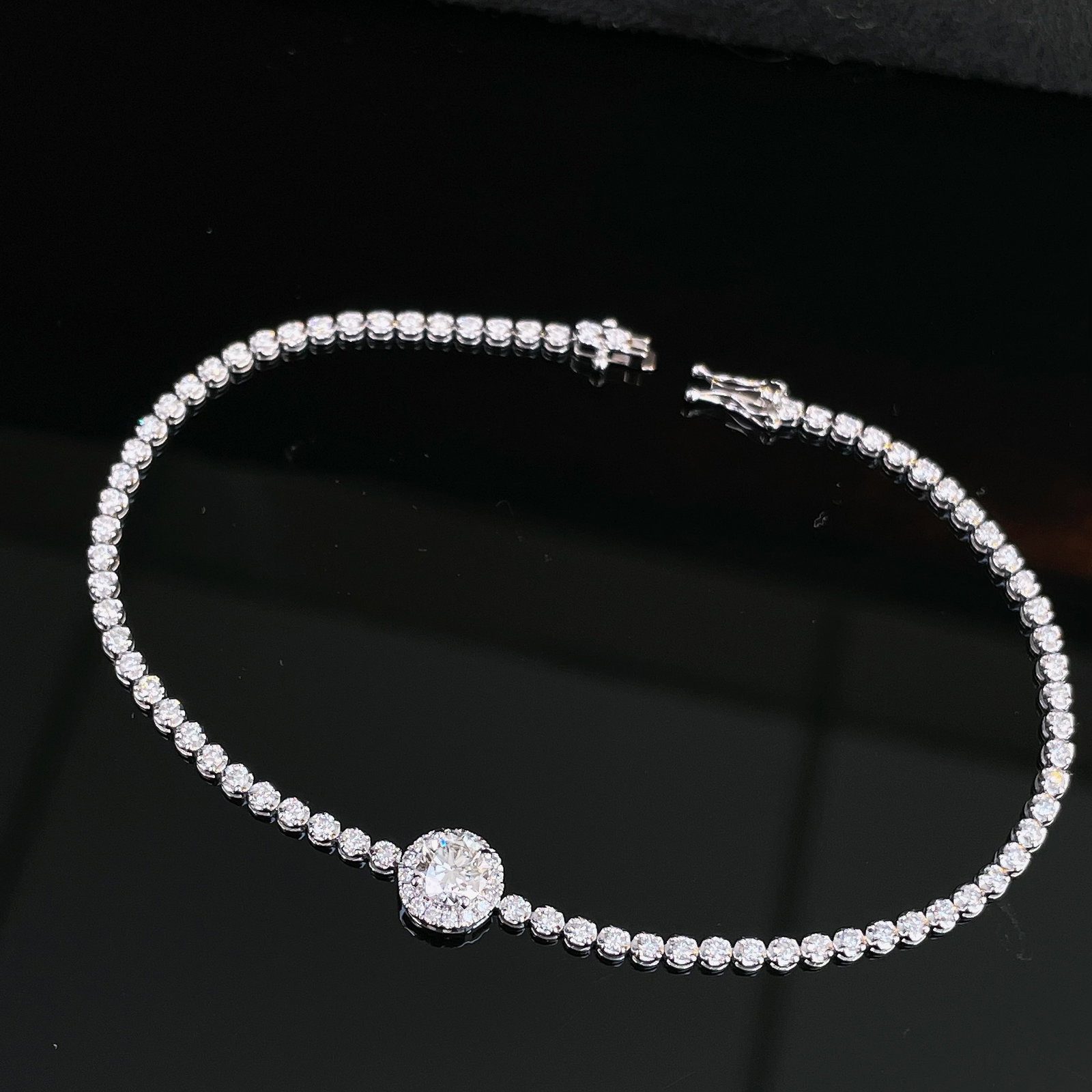 14k Gold 1.50 Ctw Natural H Diamond Bracelet: Ref:231118161 // gold content:14k gold // main gemstone:diamond // shape:round // carat weight:0. 50ct // clarity grade:vs-si // color:h // treatment:natural // cut grade:g // // adjacent gemstone 2 :