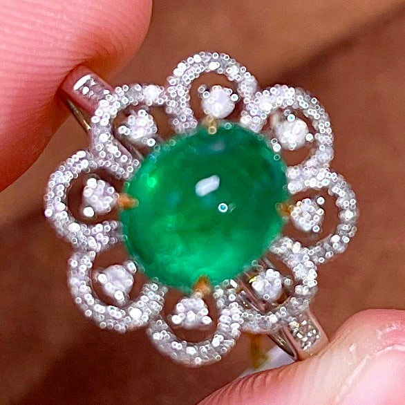 14k Gold 1.7 Ct Vivid Green Natural Emerald & Diamond Ring: Ref:231118171 // gold content:14k gold // ring size:7. 25us // // main gemstone:emerald // shape:oval // carat weight:1. 7ct // color:vivid green // treatment:natural // // adjacent gemstone 2 :